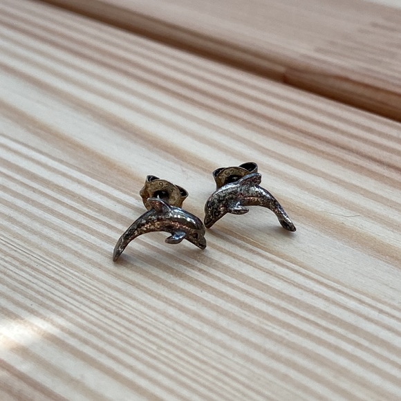 Tiny dainty .925 Sterling silver swimming dolphin studs pair earrings tarnished - Picture 4 of 6